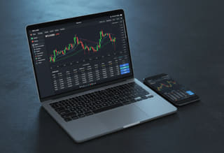 Acompanhamento da atividade — com monitoramento do histórico de trading e do desempenho dos fundos